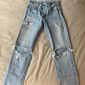 super cute levi’s 501 distressed jeans